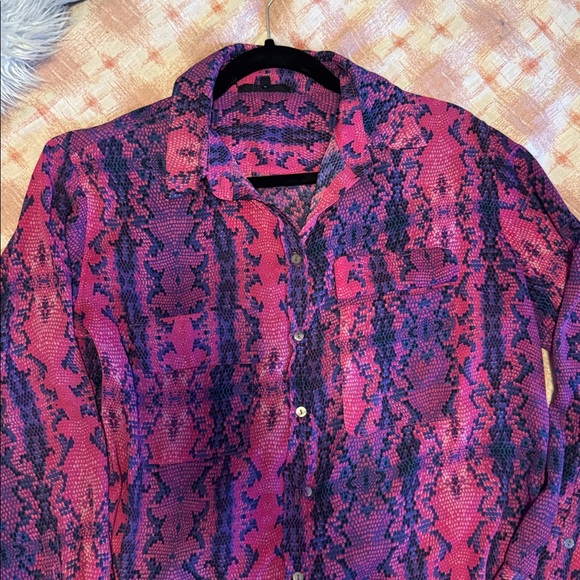 Olivaceous snakeskin blouse size large - Picture 3 of 3
